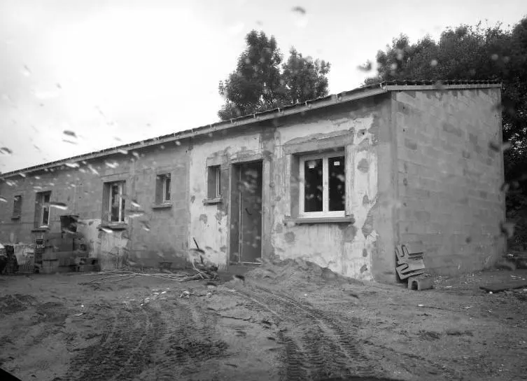 Le bâtiment d'origine avant travaux, murs enduits et toiture à reprendre