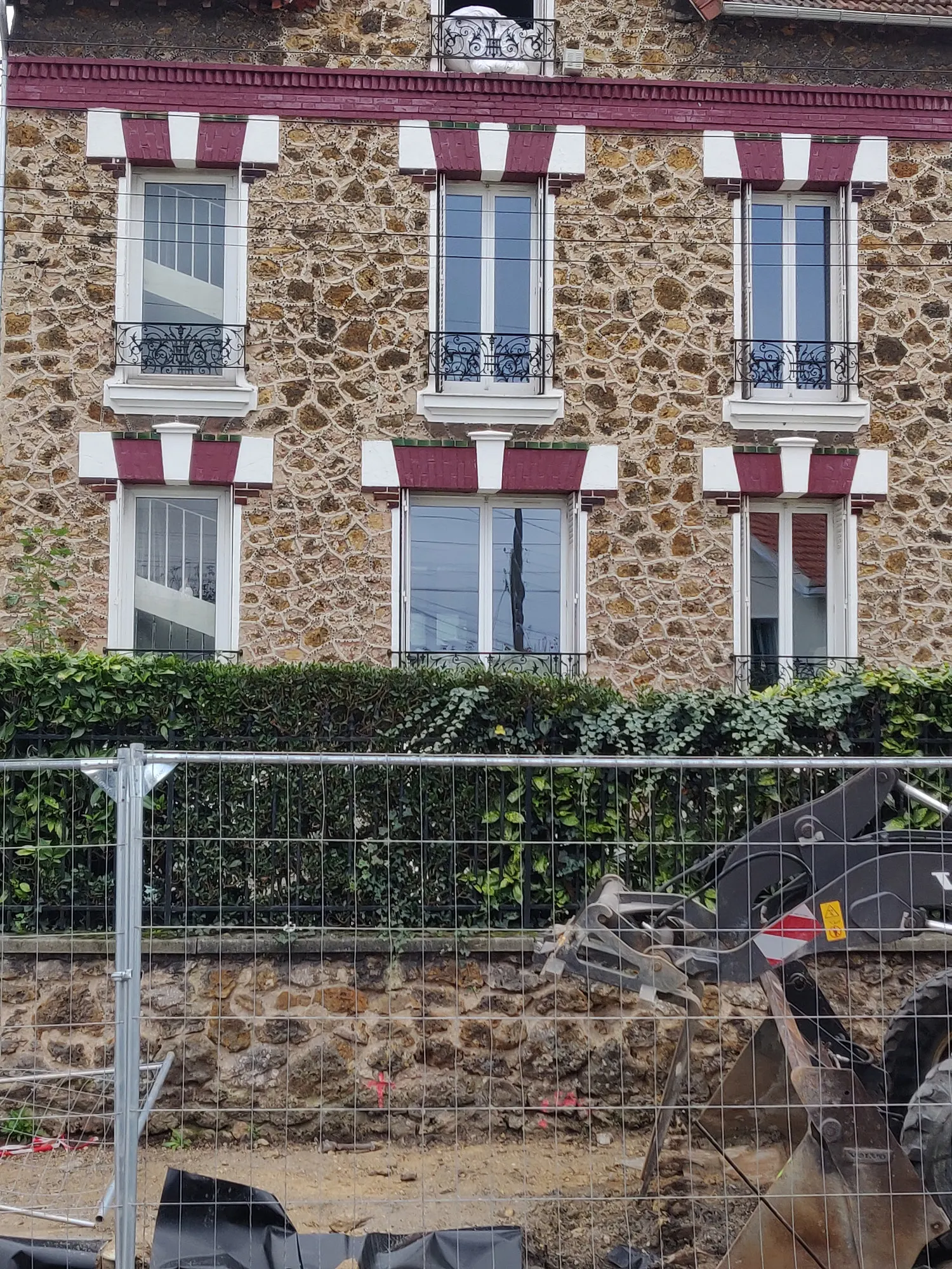 Façade sur rue en meulière avant travaux, avenue Marcel Sembat