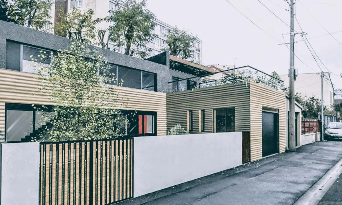 La maison achevée vue depuis la rue : bardage bois, volumes clairs et clôture en tasseaux