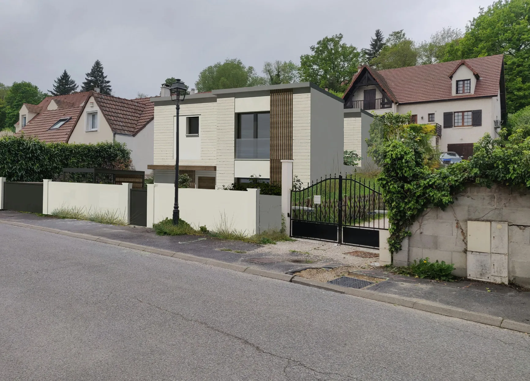 Insertion du projet dans la rue du village, entre pavillons et murs de clôture