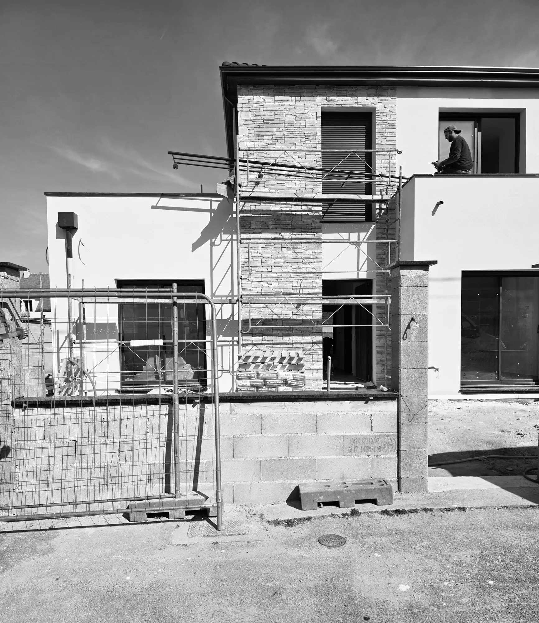 Chantier sous échafaudage, vue depuis la rue en noir et blanc