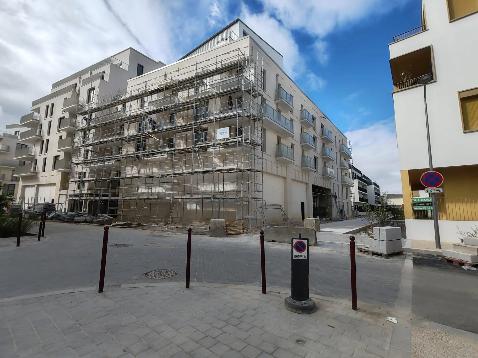 L'immeuble en cours de chantier, façade sous échafaudage