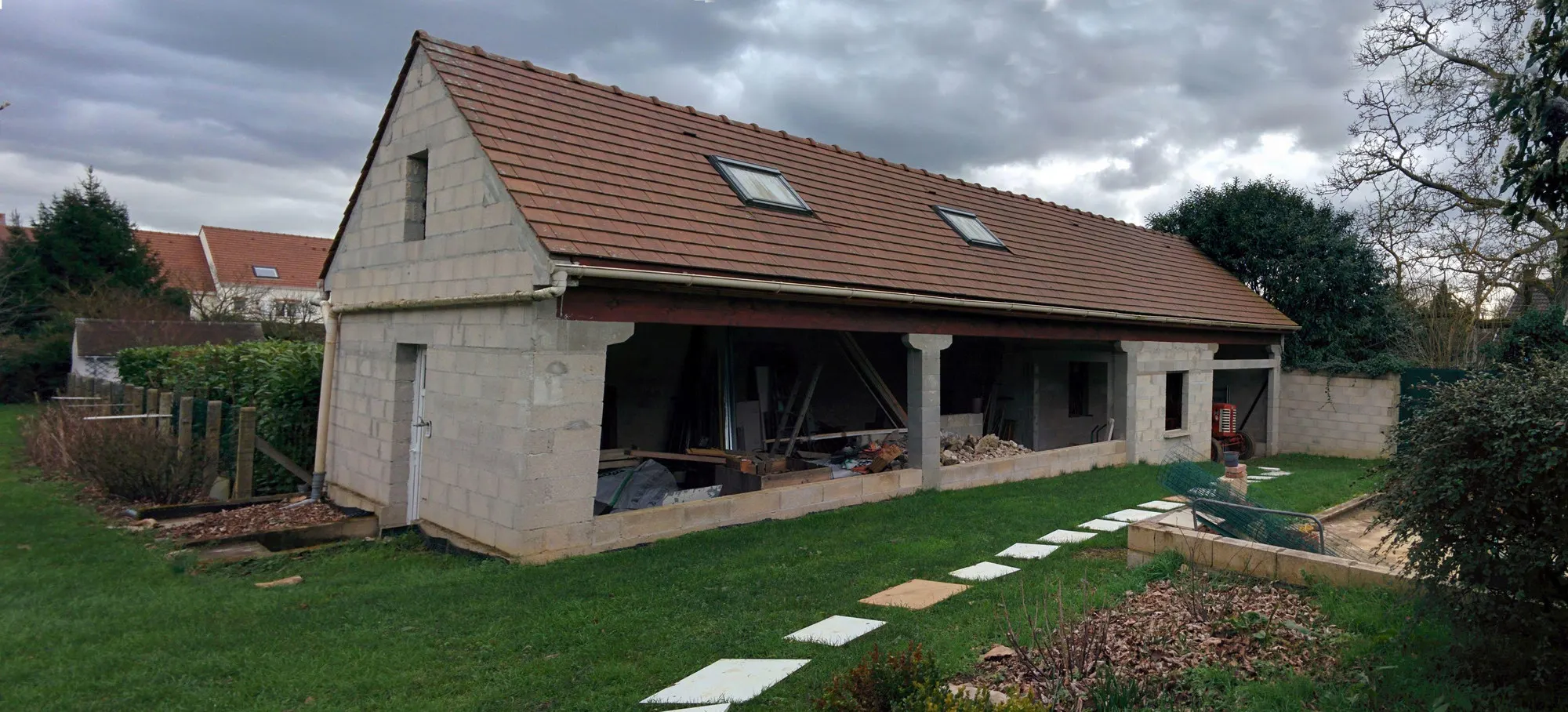 Le bâtiment existant avant transformation, vu depuis le terrain