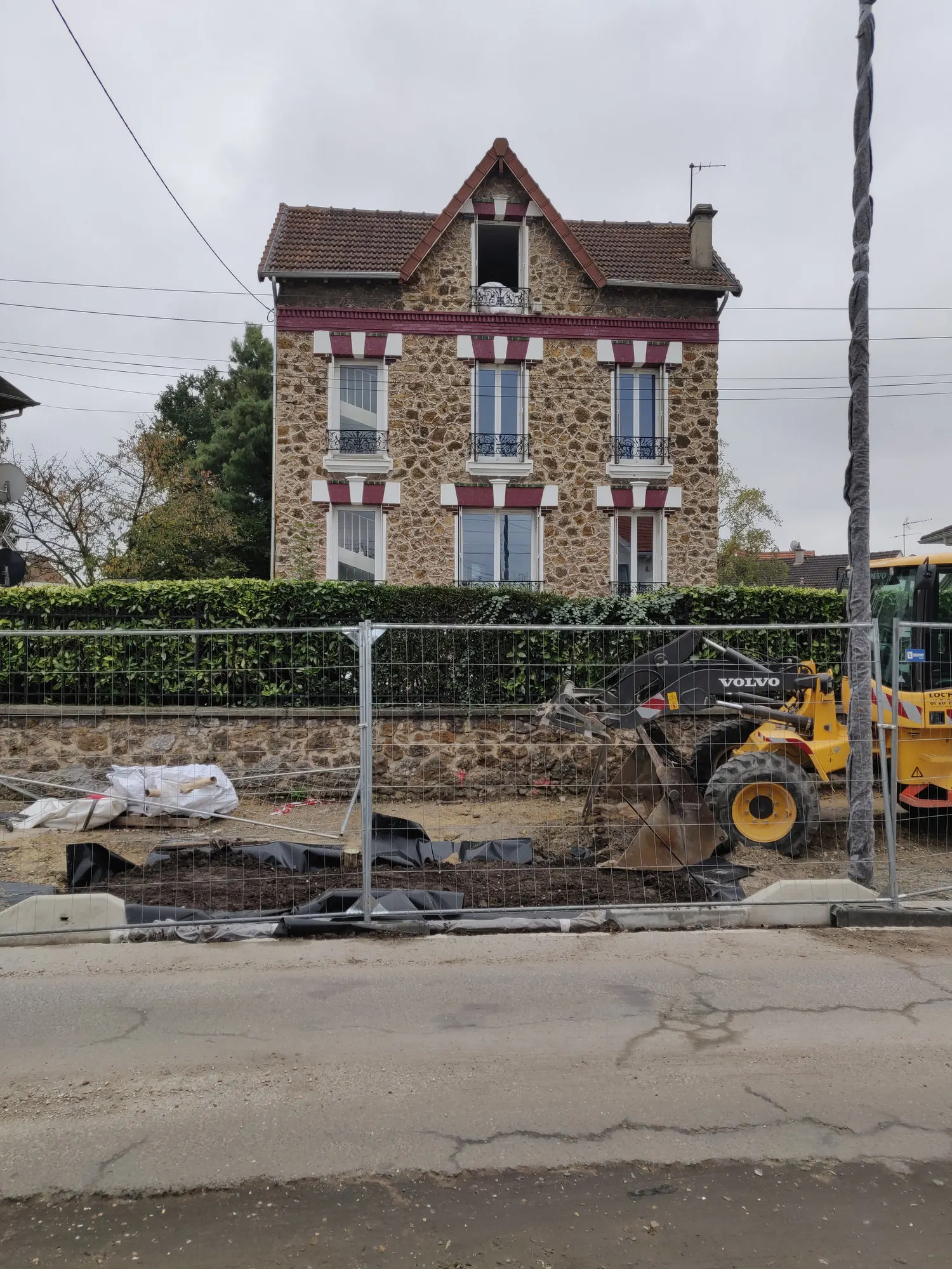 Détail de la façade en meulière et brique avant intervention