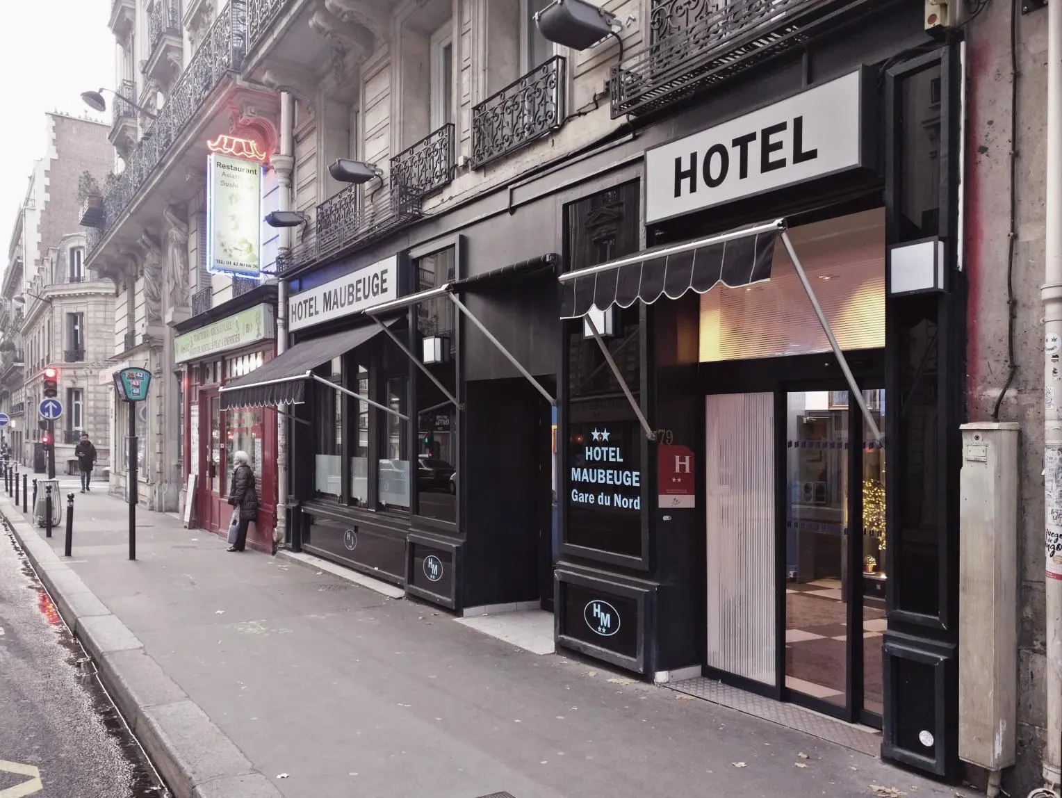 L'hôtel dans sa rue, vu depuis le trottoir opposé
