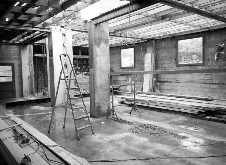 Intérieur en cours de chantier, structure et charpente dégagées