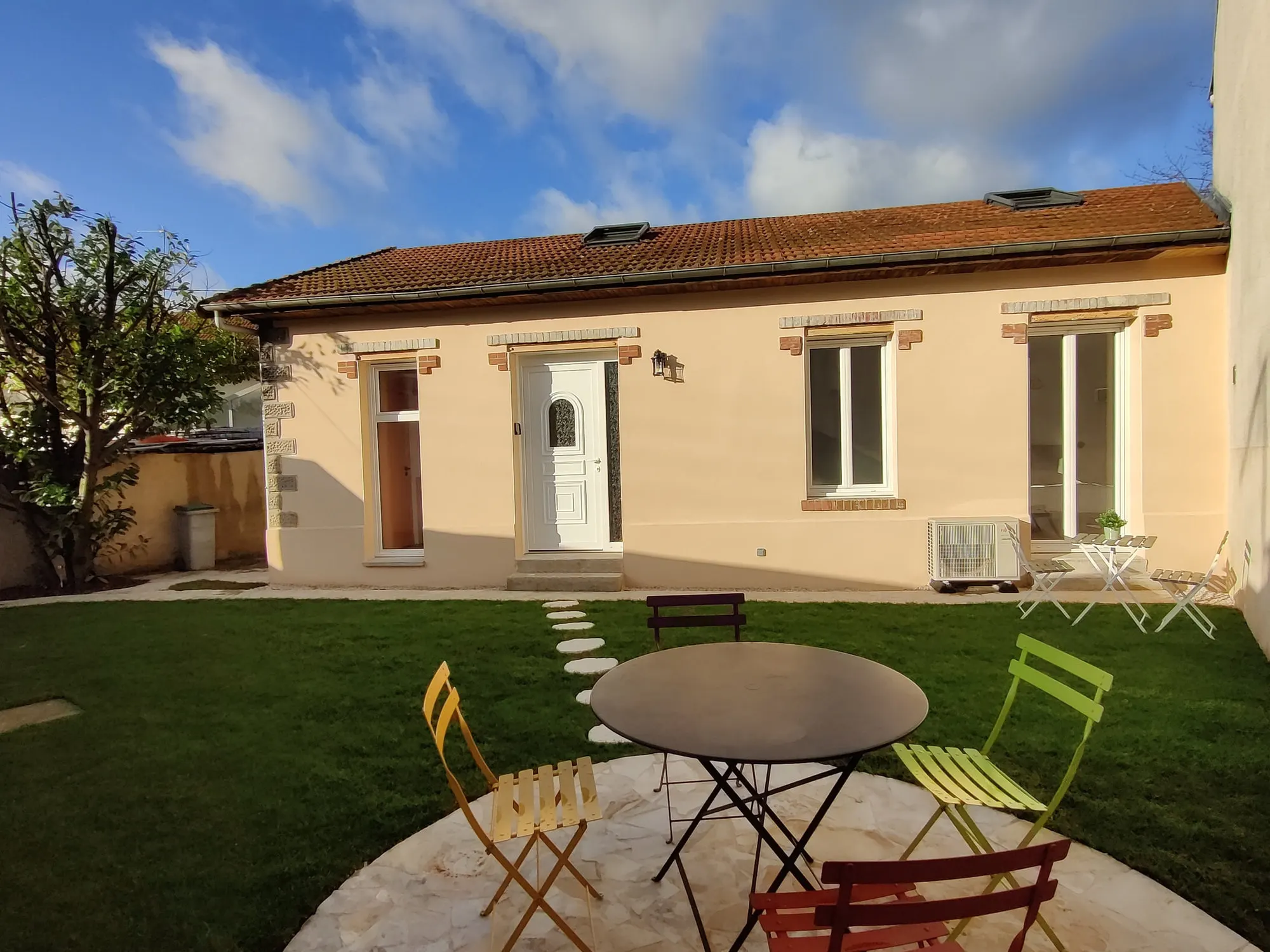 Terrasse et jardin après travaux, table et chaises de jardin