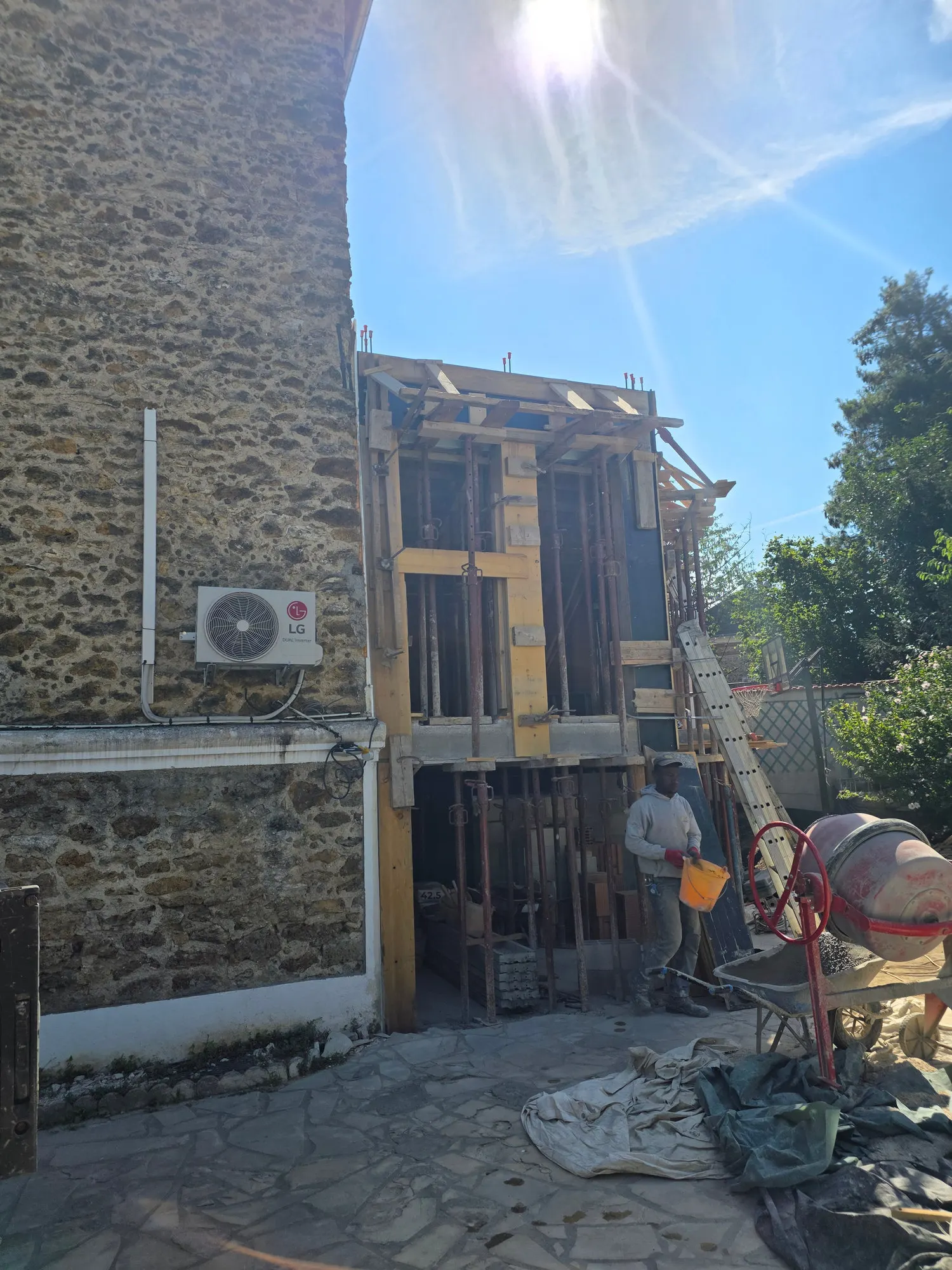Structure de l'extension en cours de coffrage