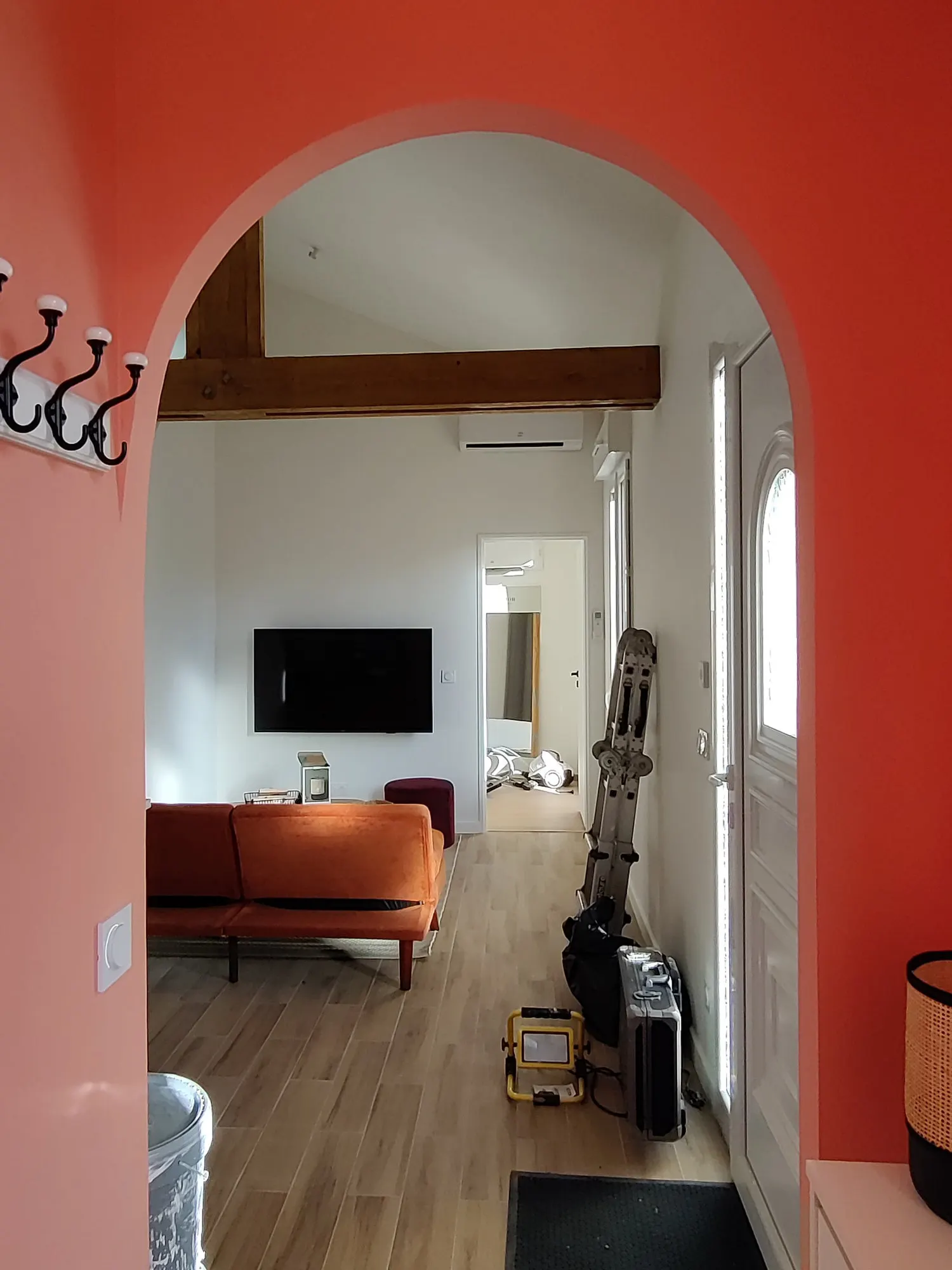 Enfilade depuis le couloir vers le séjour, mur terracotta