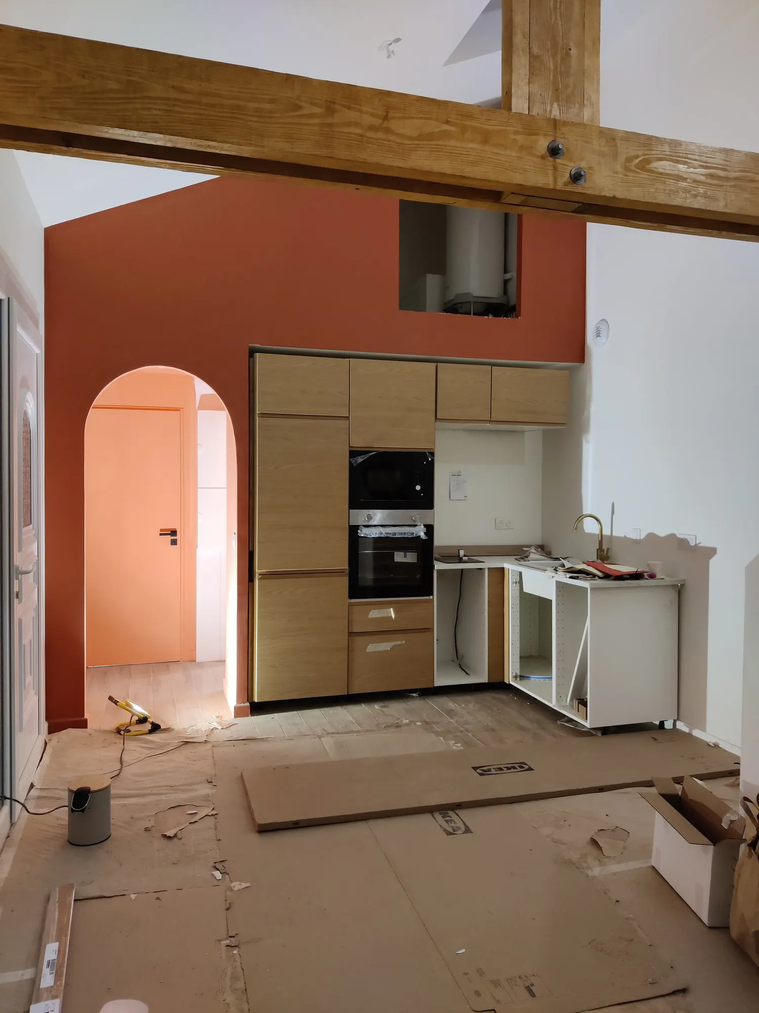Cuisine en cours de pose, mur terracotta déjà appliqué