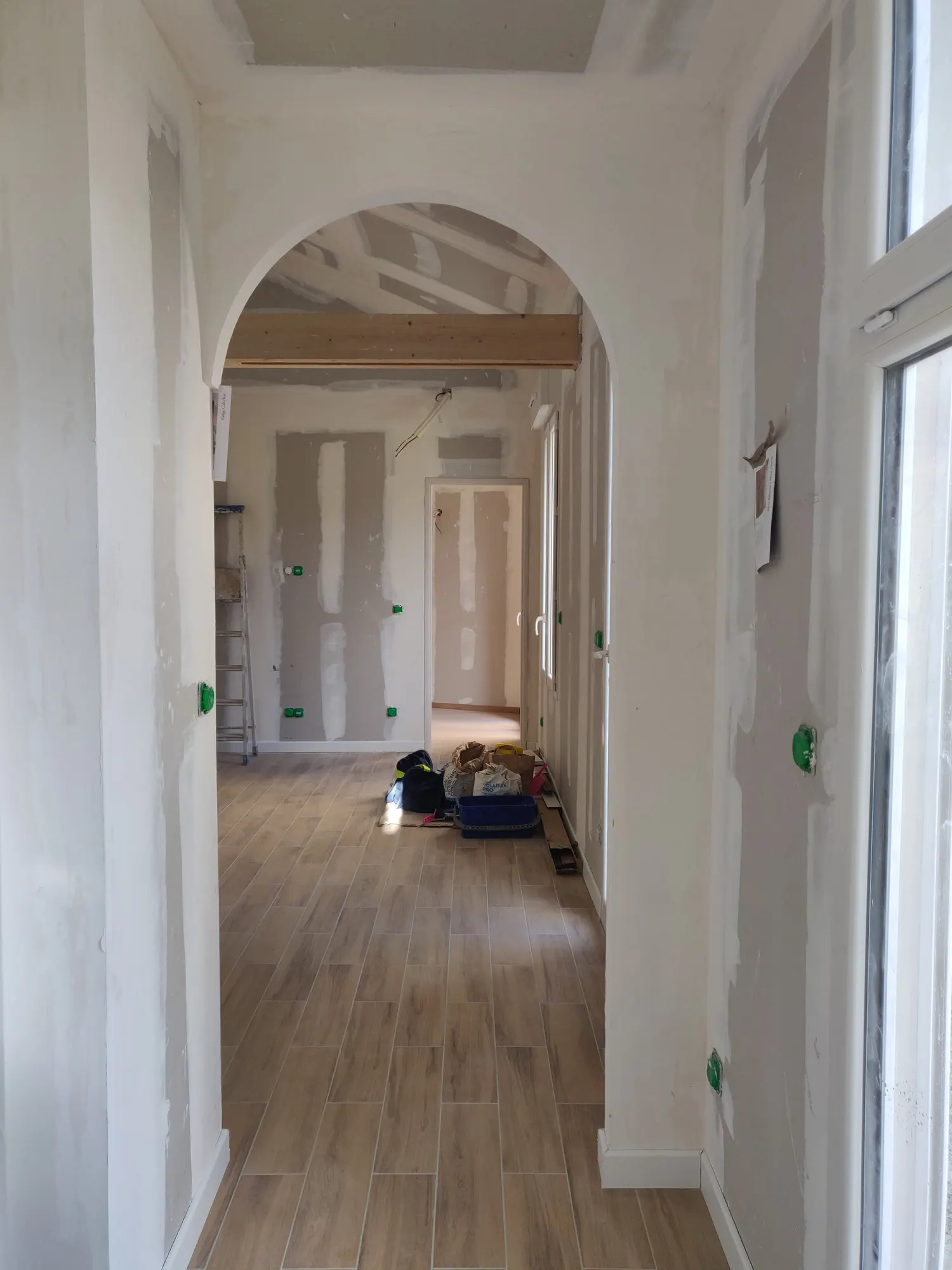 Arches en cours de plâtrerie, avant peinture