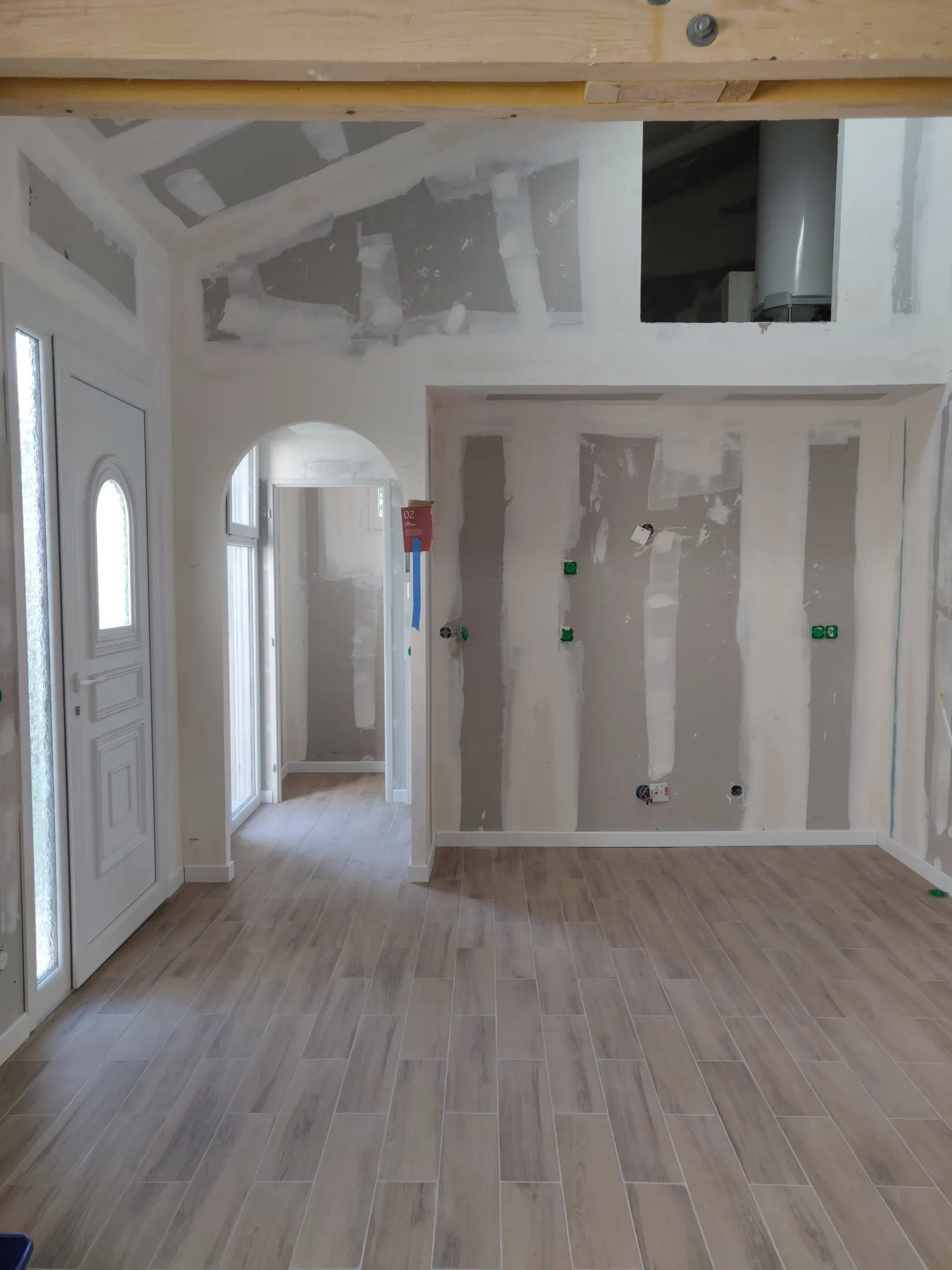 Niches et tablettes dessinées dans l'épaisseur du mur, en cours de finition
